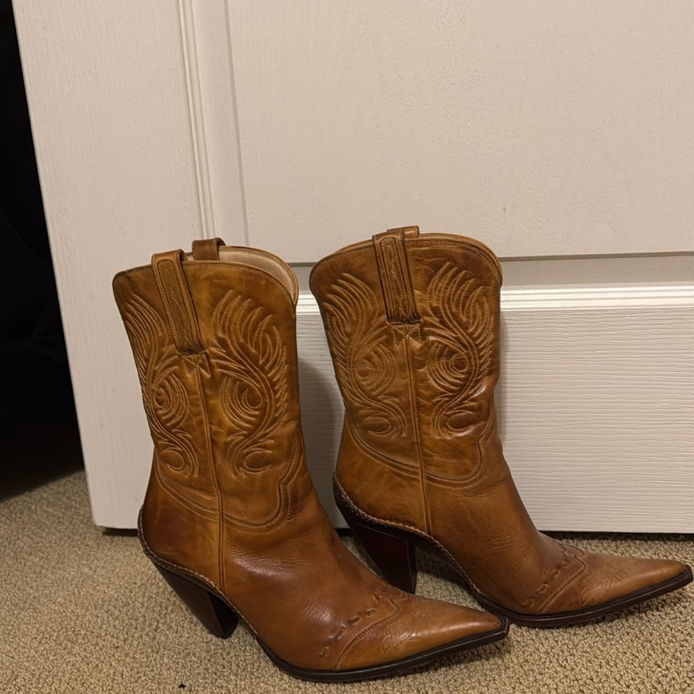 Size 8 1/2 cowg boot. Leather thick yet soft.